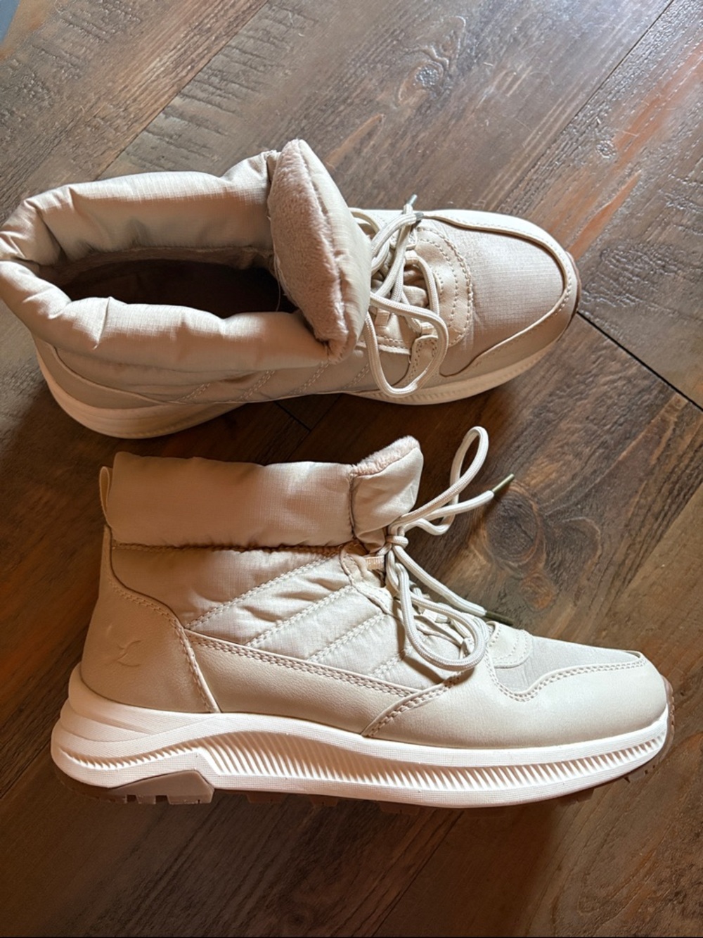 Eddie Bauer Cream Puffer Lace-Up Ankle Sneakers